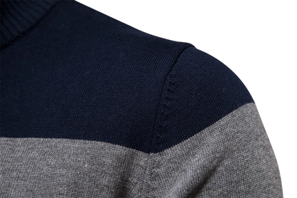 Zbliżenie na męski półzamek Arkadya Outlet Sweter długi rękaw fason pulower z granatowo-wrzosowym szarym blokiem kolorystycznym, prążkowanym kołnierzem, widoczną dzianinową fakturą - idealny jako ciepła warstwa termoizolacyjna na chłodniejsze dni.