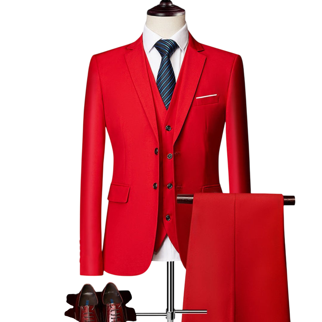 Komplet trzyczęściowy męski dopasowany zestaw odzieży od Arkadya Outlet zawiera czerwony garnitur z dopasowaną kamizelką i spodniami, pokazany na manekinie z białą koszulą, niebieskim krawatem w paski i wypolerowanymi czerwonymi butami obok.