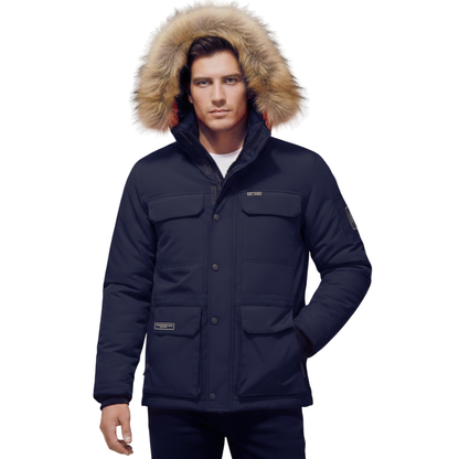 Mężczyzna zwrócony twarzą do przodu w Arkadya Outlet Kurtka Parka Męska Ocieplana z Kapturem na Zimę, zimowa kurtka z wieloma kieszeniami i obszytym futrem kapturem wokół twarzy.