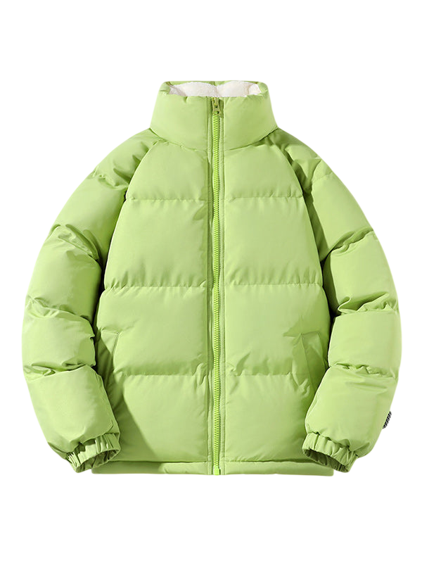 Arkadya Outlet Kurtka Męska Pikowana Konstrukcja Z Przymocowanym Kapturem to jasnozielona, pikowana kurtka męska z zamkiem z przodu, wysokim kołnierzem, elastycznymi mankietami i stałym kapturem, przedstawiona na gładkim szarym tle.