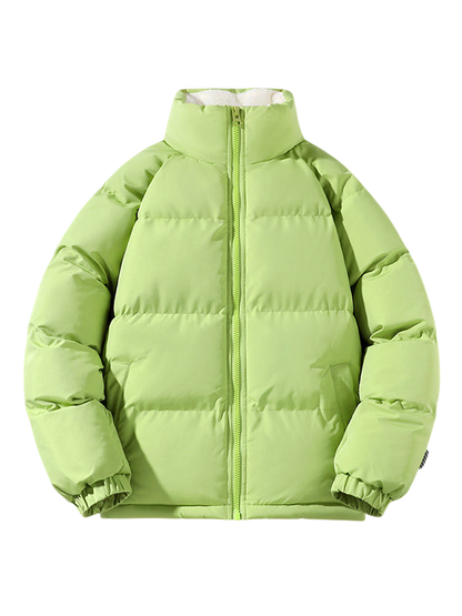 Arkadya Outlet Kurtka Męska Pikowana Konstrukcja Z Przymocowanym Kapturem to jasnozielona, pikowana kurtka męska z zamkiem z przodu, wysokim kołnierzem, elastycznymi mankietami i stałym kapturem, przedstawiona na gładkim szarym tle.