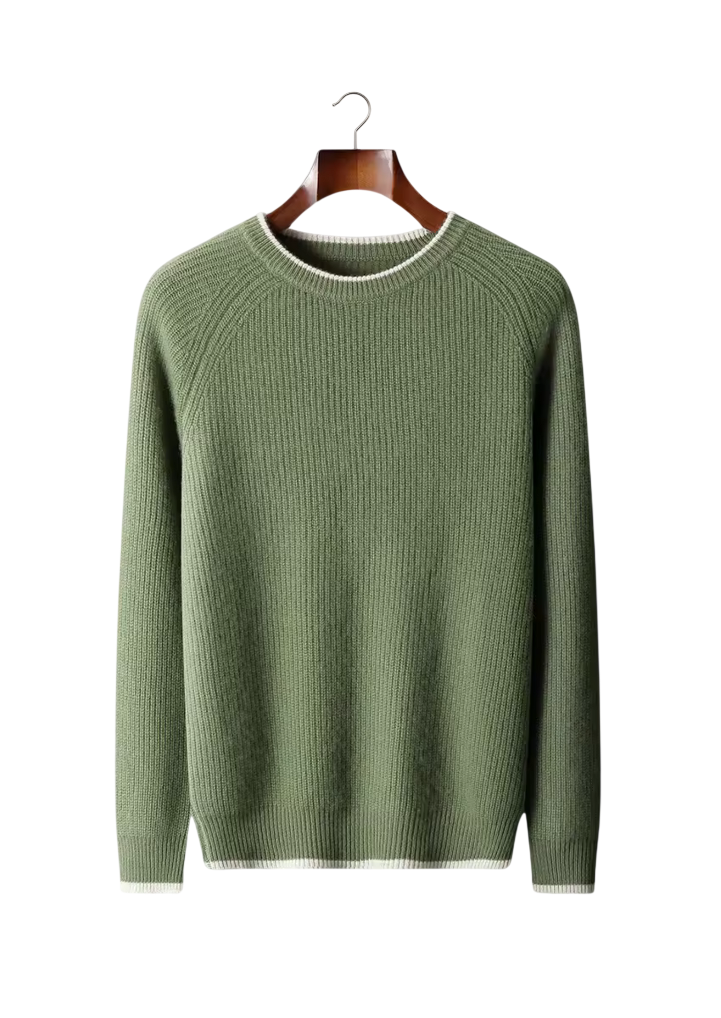 Arkadya Outlet sweter męski dekolt okrągły prążkowana dzianina, w kolorze jasnej oliwki z białymi wykończeniami i długimi rękawami, prezentowana jest na drewnianym wieszaku na białym tle.