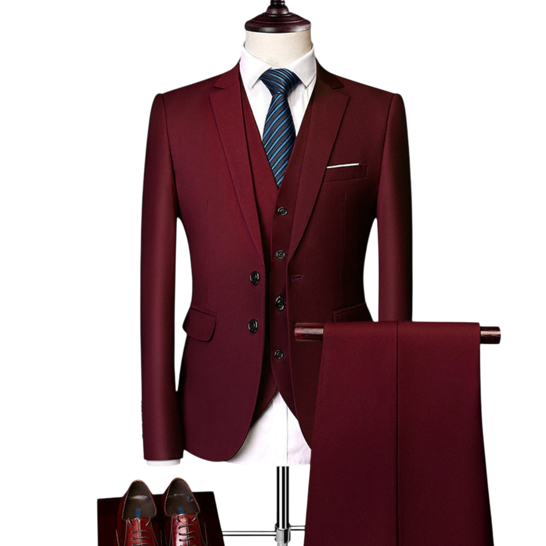 Formalny strój: Komplet trzyczęściowy męski dopasowany Arkadya Outlet na manekinie, z białą koszulą, niebieskim krawatem w paski oraz brązowymi butami ustawionymi z przodu.