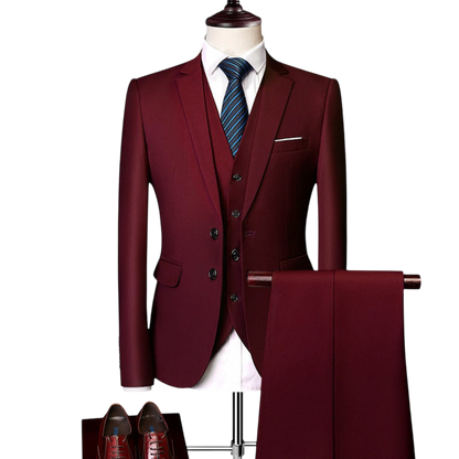 Formalny strój: Komplet trzyczęściowy męski dopasowany Arkadya Outlet na manekinie, z białą koszulą, niebieskim krawatem w paski oraz brązowymi butami ustawionymi z przodu.