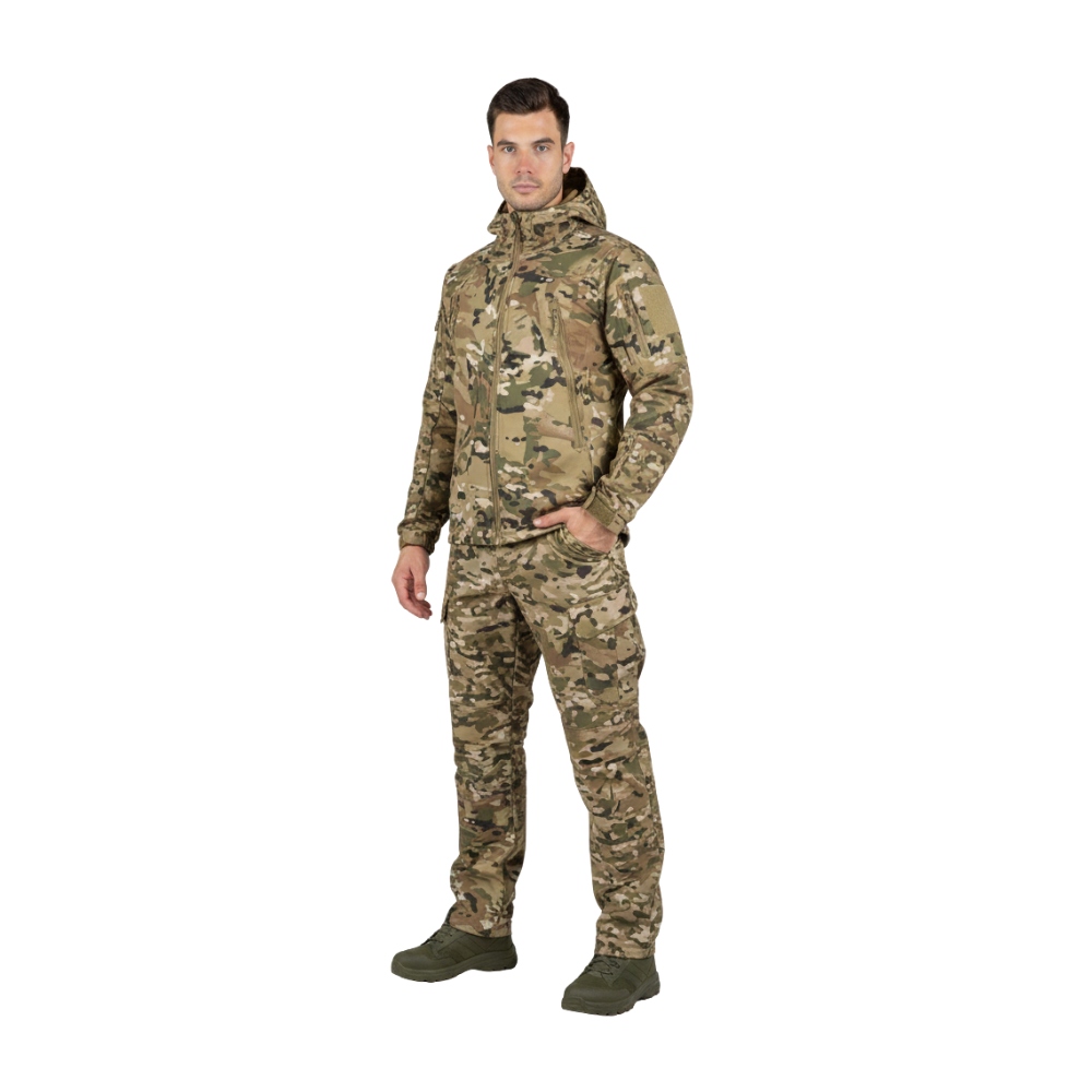 Mężczyzna stoi na białym tle ubrany w Arkadya Outlet Zestaw outdoorowy męski wodoodporny wiatroszczelny z podszewką, z kurtką z kapturem, spodniami i ciemnozielonymi butami.