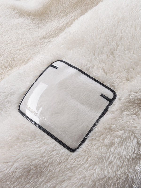 Zbliżenie na miękką, puszystą tkaninę w kolorze złamanej bieli od Arkadya Outlet Kurtka Męska Pikowana Konstrukcja Z Przymocowanym Kapturem, z przezroczystą prostokątną plastikową kieszenią z czarnymi przeszyciami.