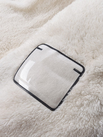 Zbliżenie na miękką, puszystą tkaninę w kolorze złamanej bieli od Arkadya Outlet Kurtka Męska Pikowana Konstrukcja Z Przymocowanym Kapturem, z przezroczystą prostokątną plastikową kieszenią z czarnymi przeszyciami.