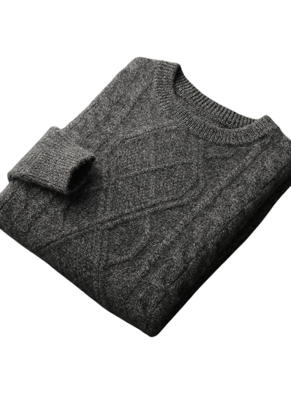 Złożony ciemnoszary Sweter męski dekolt okrągły warkoczowy standardowy krój całoroczny marki Arkadya Outlet jest wyświetlany na białym tle.