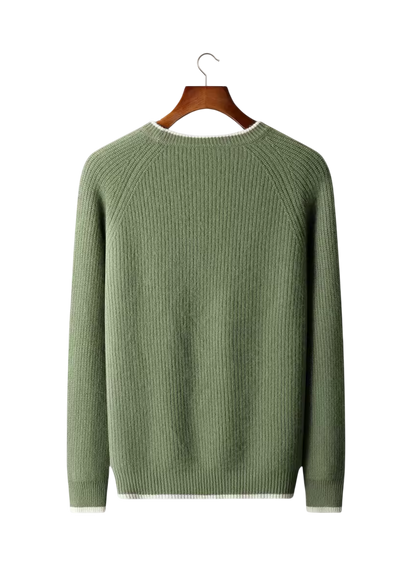 Arkadya Outlet Sweter męski dekolt okrągły prążkowana dzianina standardowy krój w kolorze szałwiowej zieleni ma długie rękawy i białe wykończenia przy dekolcie, mankietach i rąbku, prezentowane na drewnianym wieszaku na gładkim białym tle.