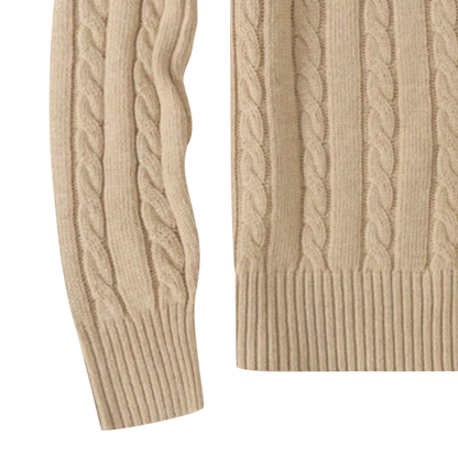 Zbliżenie na rękaw i dolną część męskiego swetra dzianinowego Arkadya Outlet z dekoltem okrągły, długi rękaw, regularny krój, podkreślający teksturowany wzór dzianiny oraz prążkowane mankiety i dół.