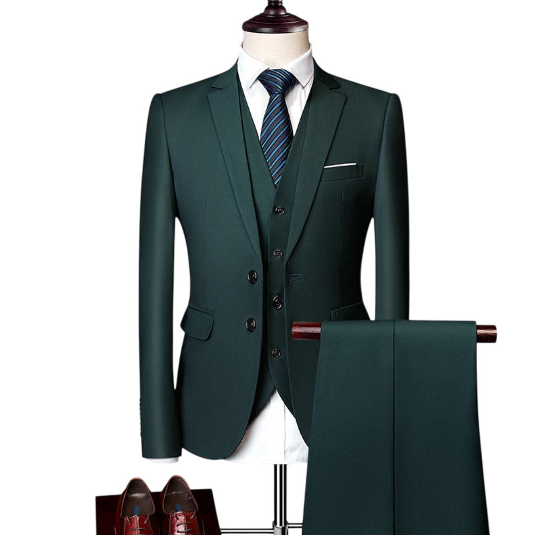 Komplet trzyczęściowy męski Arkadya Outlet: ciemnozielony dopasowany zestaw z marynarką, kamizelką i spodniami, do tego biała koszula, niebieski krawat w paski i brązowe buty podkreślające całość.