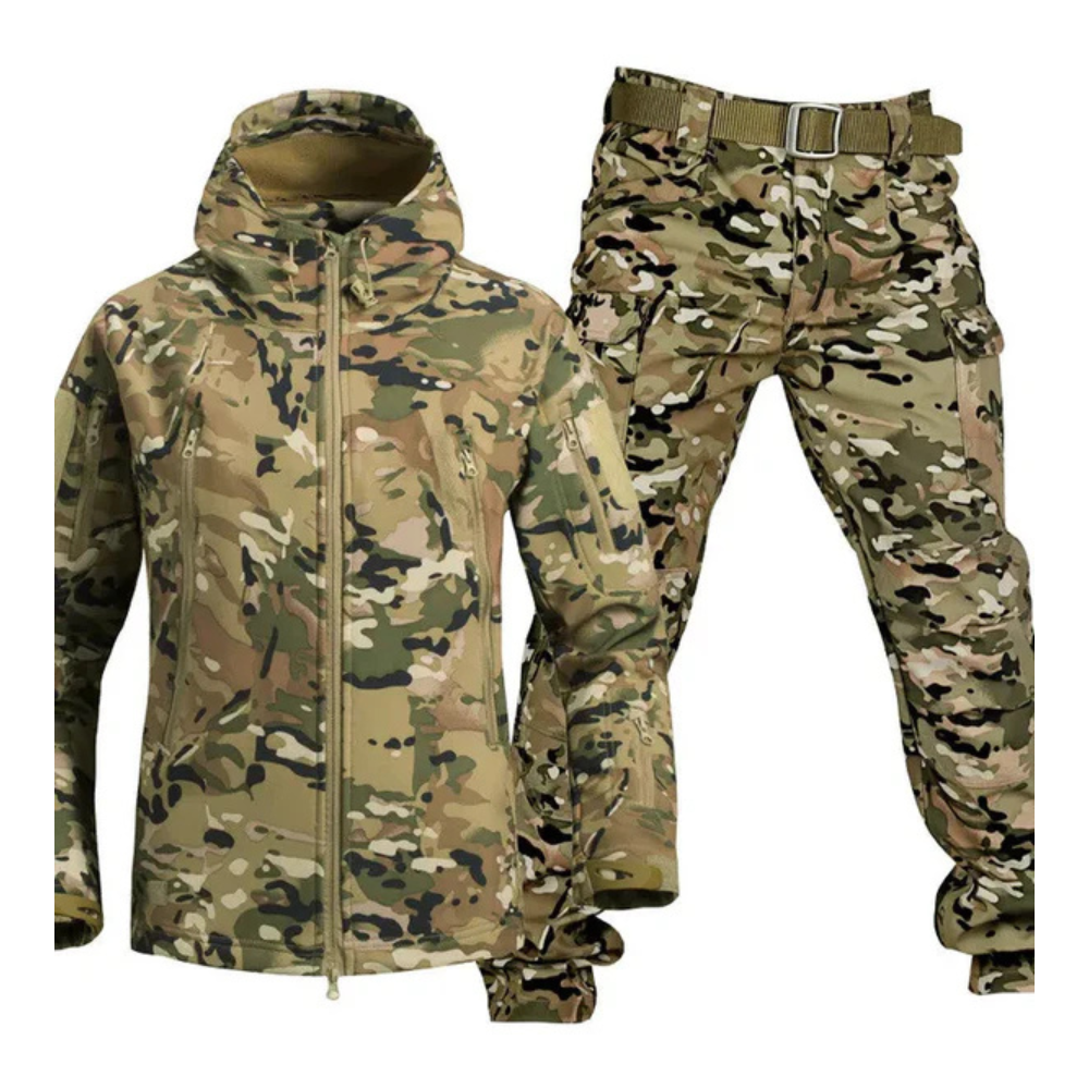 Zestaw outdoorowy męski Arkadya Outlet: wodoodporny i wiatroszczelny komplet z podszewką, obejmuje kurtkę z kapturem oraz spodnie cargo w stylowym wzorze moro na białym tle.