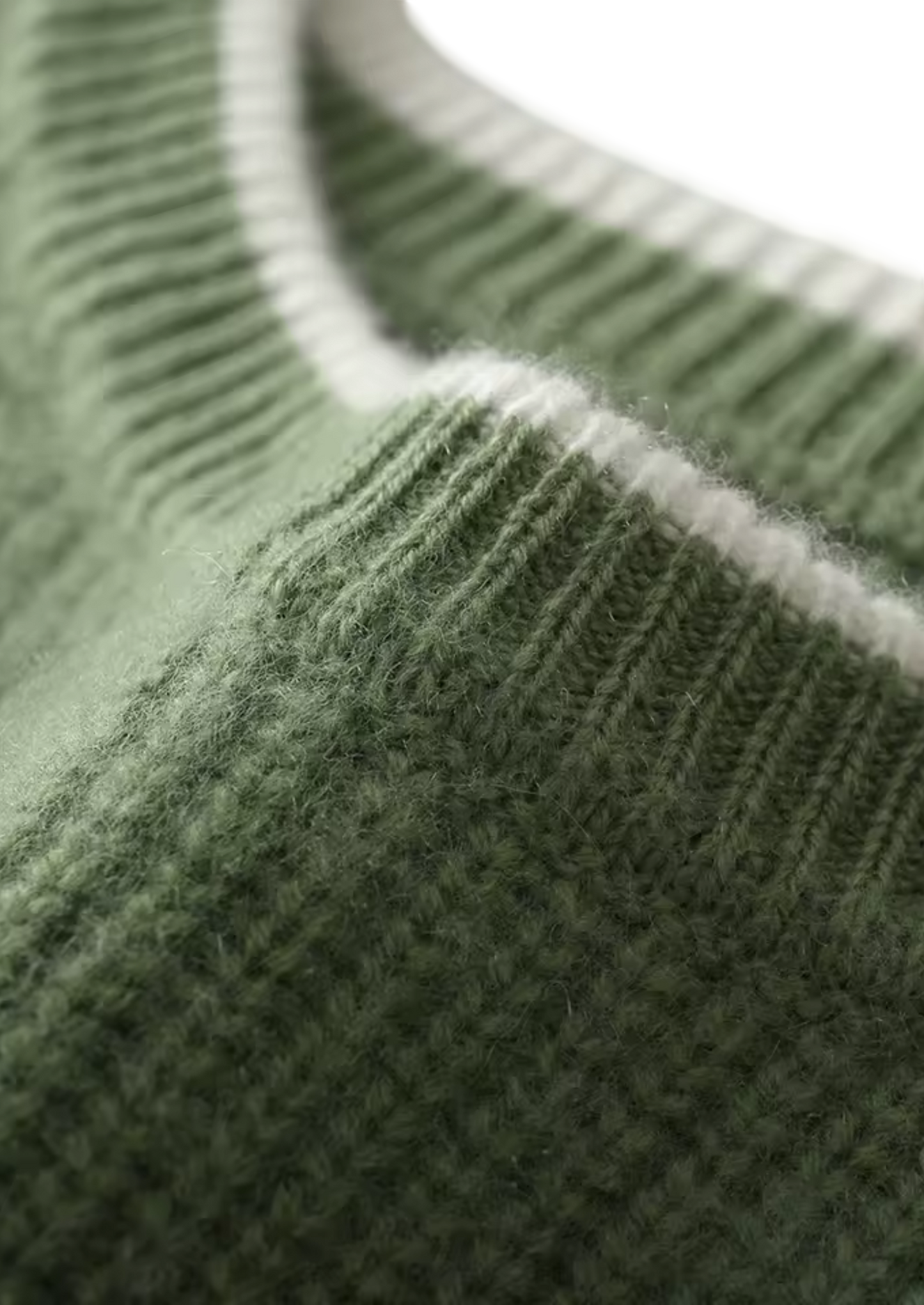 Zbliżenie na Arkadya Outlet Sweter męski dekolt okrągły prążkowana dzianina, standardowy krój, w kolorze zielonym z prążkowanym kołnierzem i białym paskiem przy dekolcie, podkreślającym fakturę materiału i detale.
