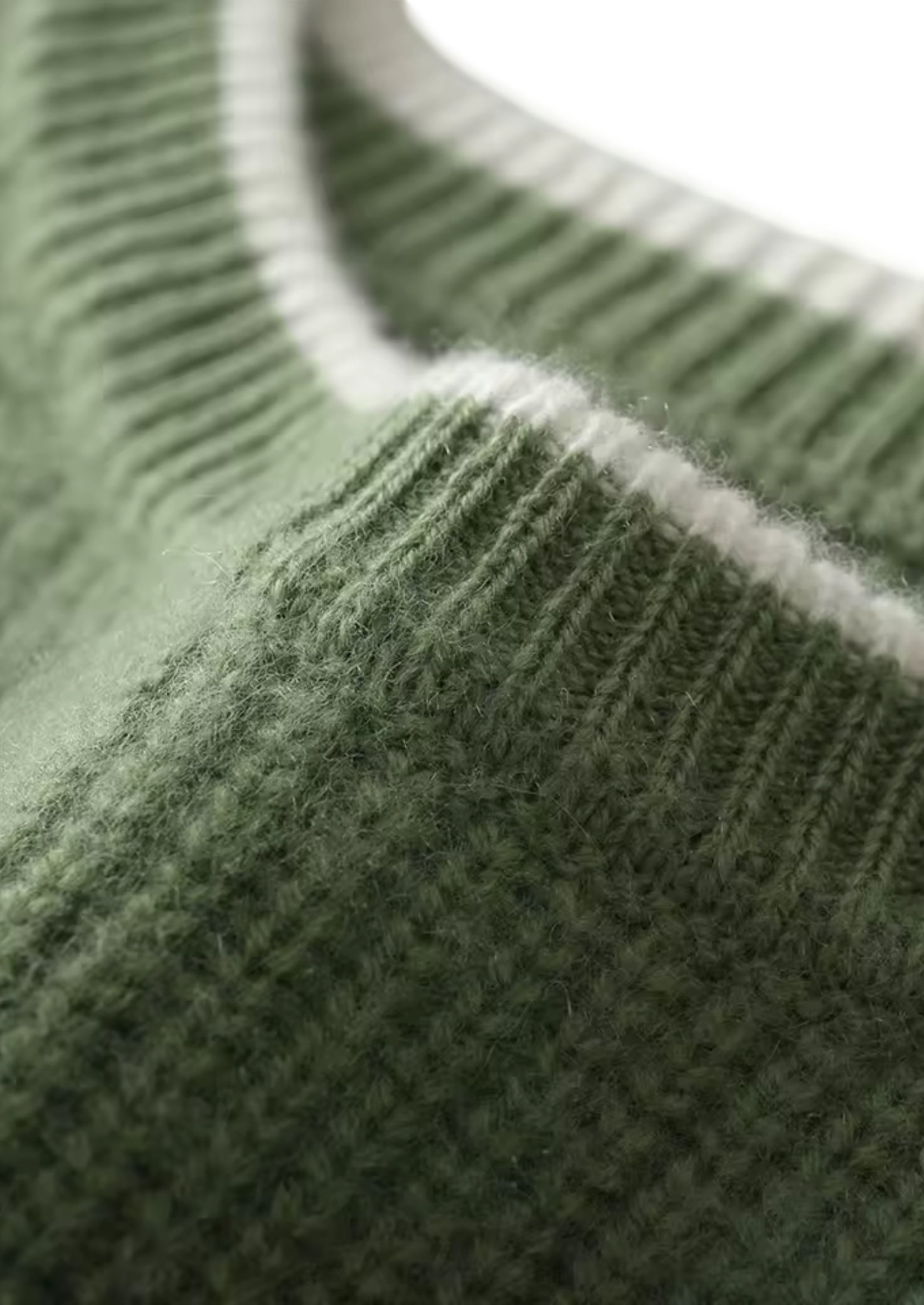 Zbliżenie na Arkadya Outlet Sweter męski dekolt okrągły prążkowana dzianina, standardowy krój, w kolorze zielonym z prążkowanym kołnierzem i białym paskiem przy dekolcie, podkreślającym fakturę materiału i detale.