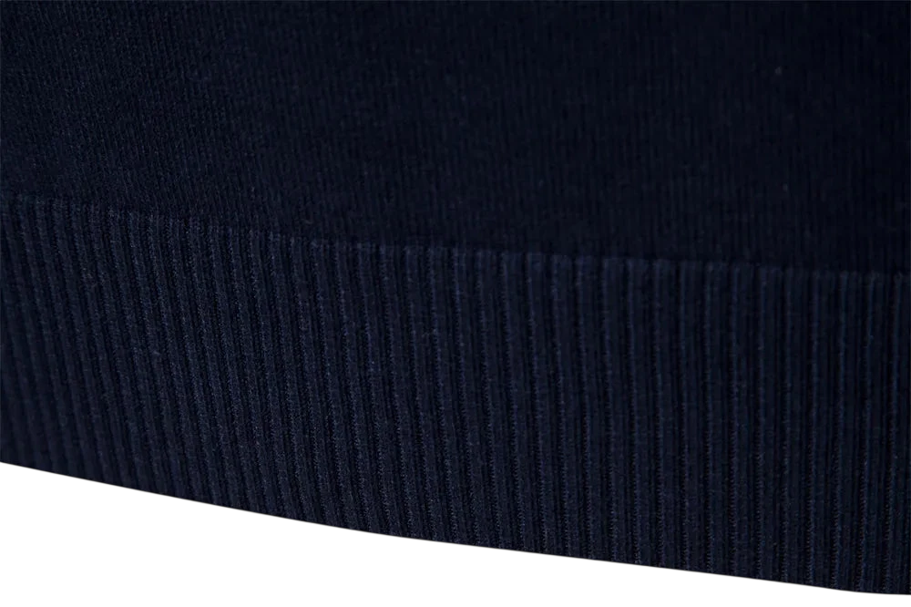 Zbliżenie na granatowy prążkowany materiał na brzegu męskiego półzamka fasonu pulower Arkadya Outlet Sweter, podkreślający jego teksturowany pionowy wzór na neutralnym tle.