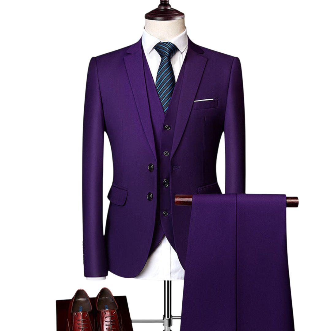 Manekin prezentuje Arkadya Outlet Komplet trzyczęściowy męski dopasowany zestaw odzieży w kolorze fioletowym: pasujący krawat, białą koszulę, fioletowe spodnie przewieszone przez jedno ramię i brązowe buty wizytowe prezentowane poniżej.