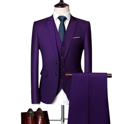 Manekin prezentuje Arkadya Outlet Komplet trzyczęściowy męski dopasowany zestaw odzieży w kolorze fioletowym: pasujący krawat, białą koszulę, fioletowe spodnie przewieszone przez jedno ramię i brązowe buty wizytowe prezentowane poniżej.