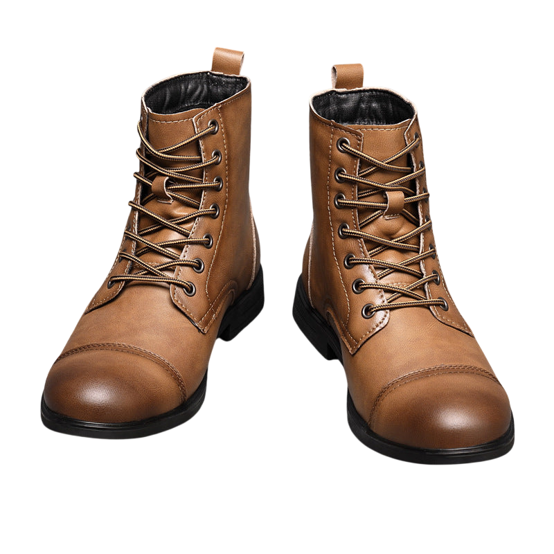 Para butów męskich wysoka cholewka z wiązaniem pełna wysokość by Arkadya Outlet stoi obok siebie na szarych kafelkach. Te brązowe buty mają czarne podeszwy, gładkie wykończenie, zaokrąglone palce i sznurowane skórzane cholewki.