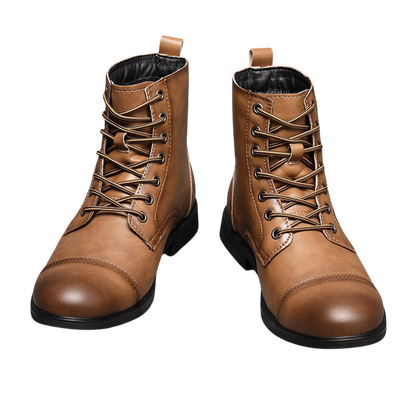 Para butów męskich wysoka cholewka z wiązaniem pełna wysokość by Arkadya Outlet stoi obok siebie na szarych kafelkach. Te brązowe buty mają czarne podeszwy, gładkie wykończenie, zaokrąglone palce i sznurowane skórzane cholewki.