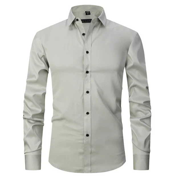 Arkadya Outlet Koszula męska krój slim długi rękaw zapinana na guziki jest pokazana w kolorze jasnoszarym ze spiczastym kołnierzem i czarnymi guzikami, wyświetlanymi na gładkim białym tle.