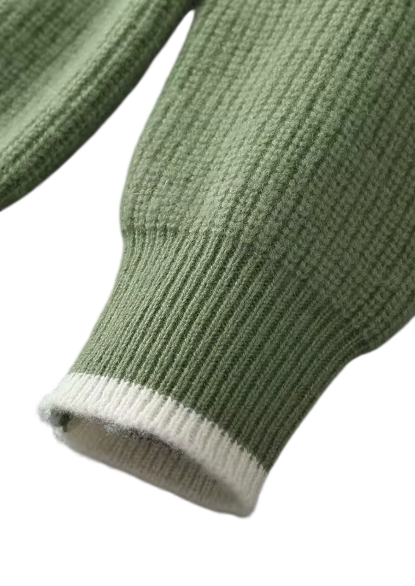 Zbliżenie na rękaw kurtki męskiej Arkadya Outlet Sweter, prążkowana dzianina, standardowy krój, ukazujące zielony prążkowany materiał i biały pasek na mankiecie na białym tle.