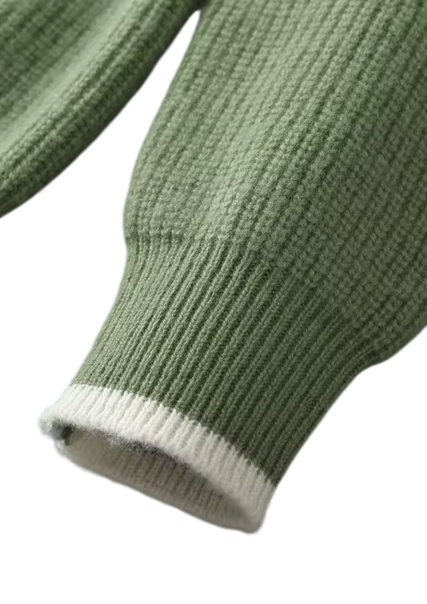 Zbliżenie na rękaw kurtki męskiej Arkadya Outlet Sweter, prążkowana dzianina, standardowy krój, ukazujące zielony prążkowany materiał i biały pasek na mankiecie na białym tle.