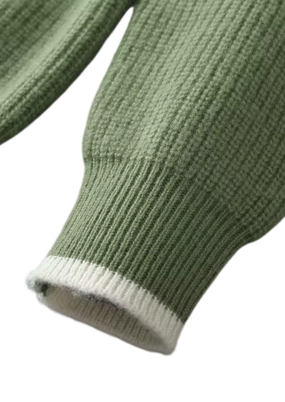 Zbliżenie na rękaw kurtki męskiej Arkadya Outlet Sweter, prążkowana dzianina, standardowy krój, ukazujące zielony prążkowany materiał i biały pasek na mankiecie na białym tle.