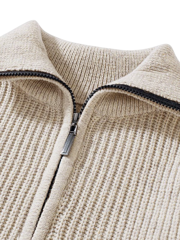 Beżowy męski sweter z grubej dzianiny, kołnierz zapinany na zamek, luźny krój, długi rękaw