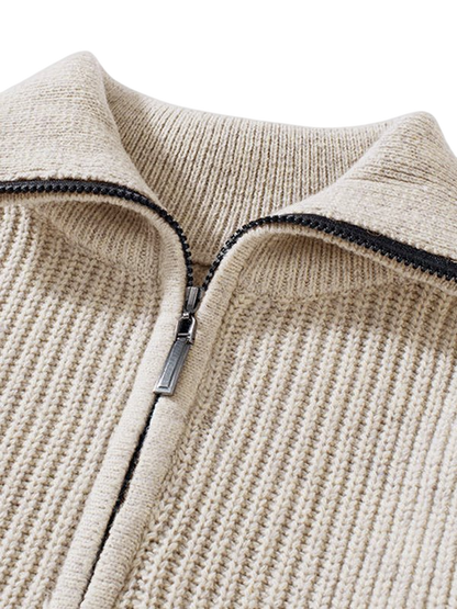 Beżowy męski sweter z grubej dzianiny, kołnierz zapinany na zamek, luźny krój, długi rękaw