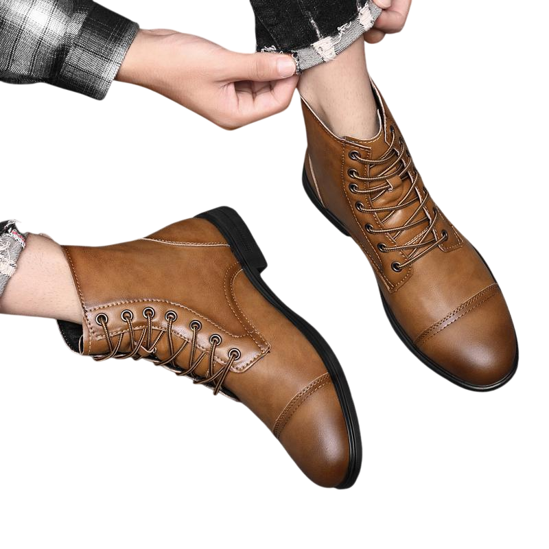 Osoba ubrana w Arkadya Outlet Buty męskie z wysokim sznurowaniem i pełnym wzrostem siedzi na podłodze wyłożonej kafelkami, dopasowując jeden but, mając na sobie podwinięte dżinsy.