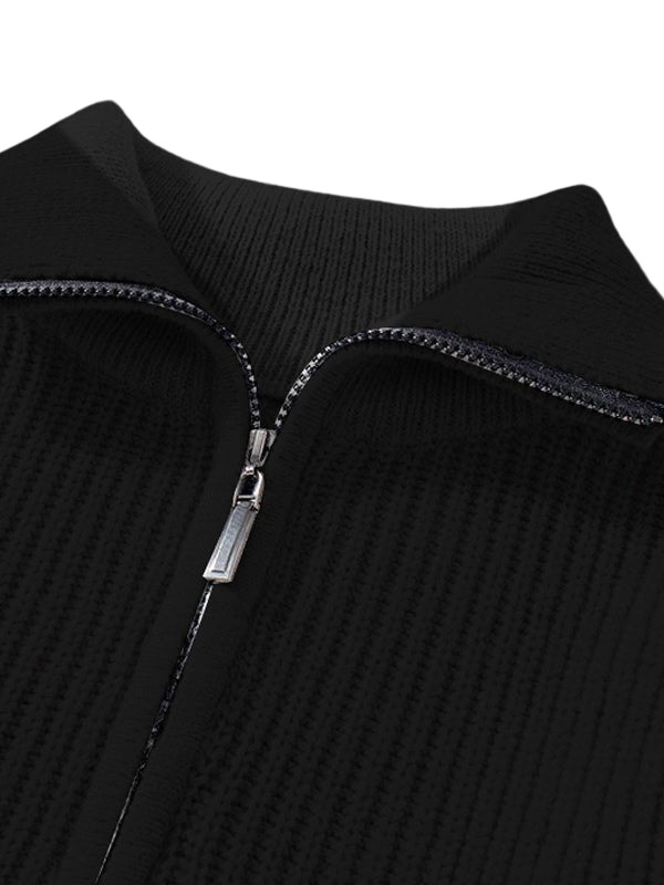 Czarny męski sweter z grubej dzianiny o luźnym kroju, kołnierz zapinany na zamek, długi rękaw, klasyczny styl