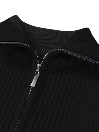 Czarny męski sweter z grubej dzianiny o luźnym kroju, kołnierz zapinany na zamek, długi rękaw, klasyczny styl