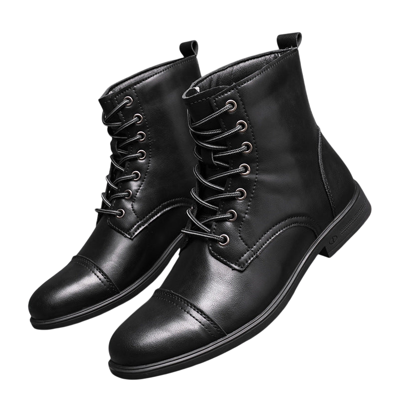 Para butów męskich Arkadya Outlet z wysoką sznurowaną cholewką i konstrukcją na całej wysokości jest prezentowana na płytkach - jedna pionowo, druga oparta na białym bloku - podkreślając ich stylowe detale i szwy.