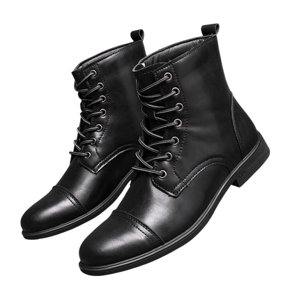 Para butów męskich Arkadya Outlet z wysoką sznurowaną cholewką i konstrukcją na całej wysokości jest prezentowana na płytkach - jedna pionowo, druga oparta na białym bloku - podkreślając ich stylowe detale i szwy.