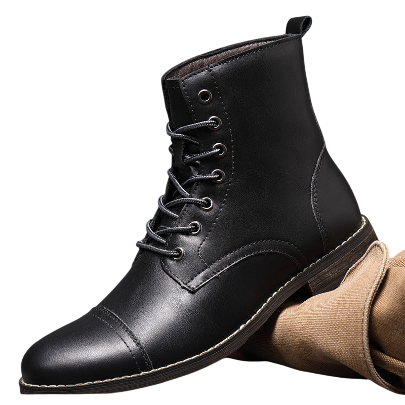 Buty męskie Arkadya Outlet mają czarną skórzaną cholewkę, sznurowaną konstrukcję, zaokrąglony nosek z detalami i białą podeszwę, pokazaną pionowo na kraciastej powierzchni z brązowym materiałem z tyłu.