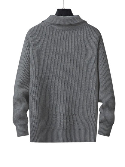 Szary męski sweter dzianinowy o prążkowanej strukturze, luźny fason, kołnierz z zamkiem, długi rękaw
