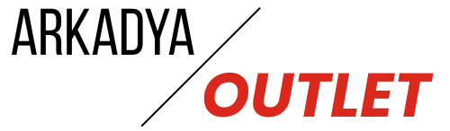 Logo tekstowe ARKADYA / OUTLET, z czarnymi wielkimi literami ARKADYA i pogrubionymi czerwonymi wielkimi literami OUTLET, oddzielonymi ukośną czarną linią na jasnoszarym tle.