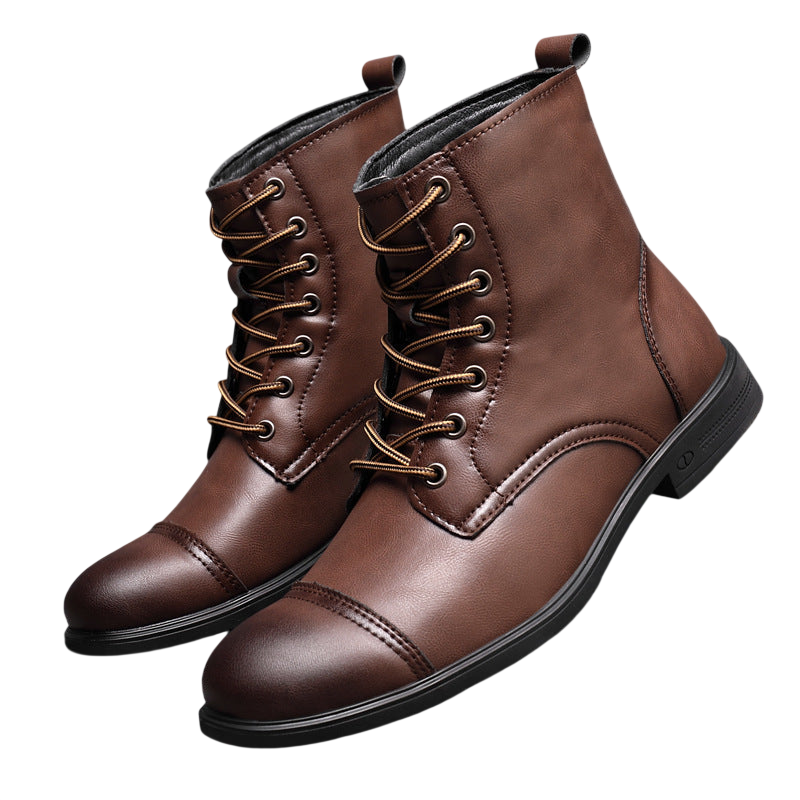 Para butów Arkadya Outlet Buty męskie wysoka cholewka z wiązaniem pełna wysokość w brązowej skórze z czarnymi podeszwami jest pokazana na wyłożonej kafelkami powierzchni - jeden but stoi pionowo, drugi opiera się o biały blok.