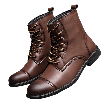 Para butów Arkadya Outlet Buty męskie wysoka cholewka z wiązaniem pełna wysokość w brązowej skórze z czarnymi podeszwami jest pokazana na wyłożonej kafelkami powierzchni - jeden but stoi pionowo, drugi opiera się o biały blok.