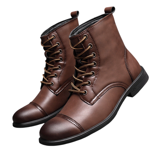 Para butów Arkadya Outlet Buty męskie wysoka cholewka z wiązaniem pełna wysokość w brązowej skórze z czarnymi podeszwami jest pokazana na wyłożonej kafelkami powierzchni - jeden but stoi pionowo, drugi opiera się o biały blok.