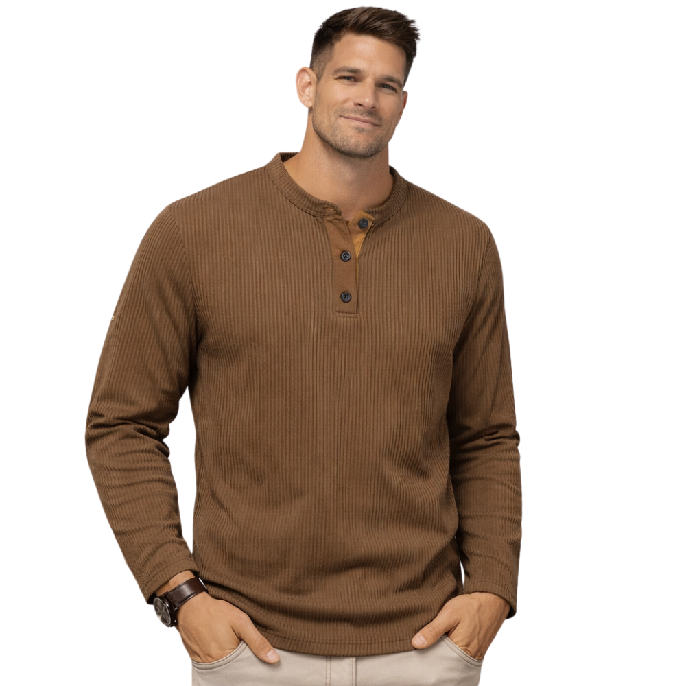 Mężczyzna uśmiecha się do kamery, ręce w kieszeniach, ubrany w Arkadya Outlet Koszula męska długi rękaw klasyczny krój zapinana na guziki na białym tle.