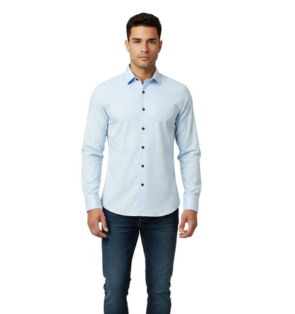 Mężczyzna stoi twarzą do przodu i ma na sobie koszulkę męską Arkadya Outlet krój slim długi rękaw zapinana na guziki z ciemnymi guzikami i ciemnoniebieskie dżinsy na białym tle.