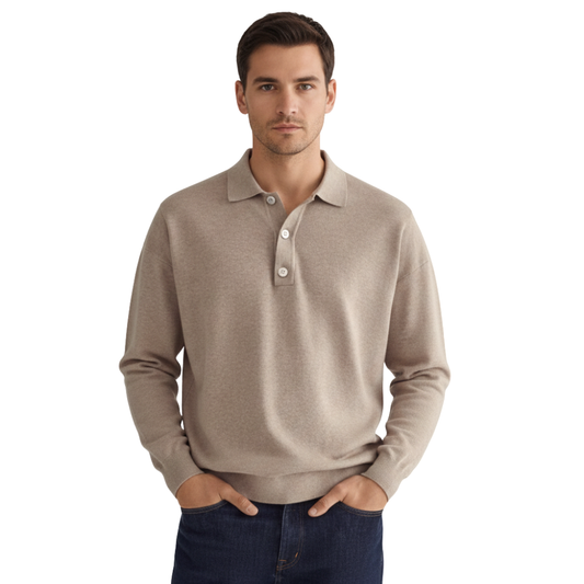 Mężczyzna o krótkich ciemnych włosach stoi na białym tle, ręce w kieszeniach, ubrany w ciemnoniebieskie dżinsy i koszulkę polo Arkadya Outlet Koszulka męska długi rękaw półguziki kołnierz, patrząc prosto w kamerę.