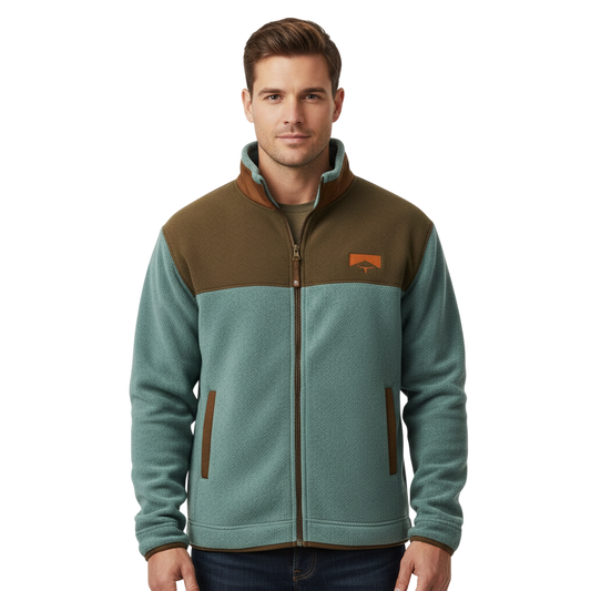 Mężczyzna zwrócony do przodu w turkusowo-brązowej kurtce Arkadya Outlet Kurtka Męska Prosty Krój Lekka Odzież Wierzchnia Z Długim Rękawem, z wysokim kołnierzem, zamkiem z przodu, bocznymi kieszeniami i logo na piersi. Tło jest gładkie i jasne.