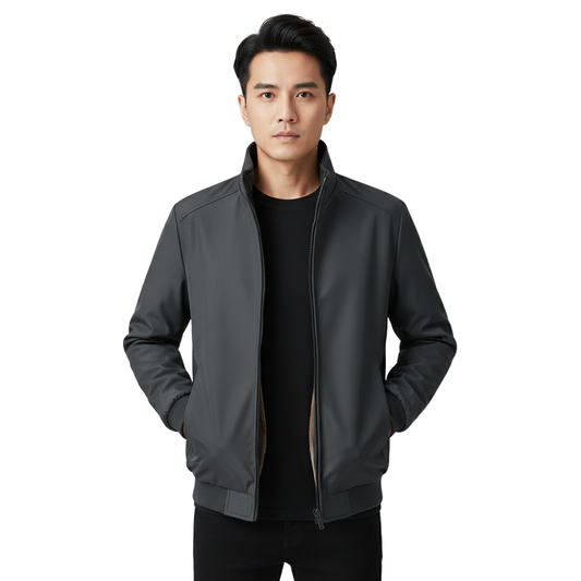 Młody mężczyzna o krótkich, czarnych włosach nosi koszulkę Arkadya Outlet Kurtka Zimowa Męska Stójka Z Zapięciem Guzikowym Przodem na czarnej koszuli, stojąc z rękami w kieszeniach na białym tle.