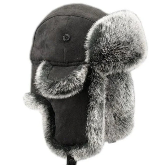 Arkadya Outlet czapka zimowa męska nauszniki z paskiem wiatroszczelny krój to czarna czapka zimowa z szarą podszewką ze sztucznego futra na nausznikach, z przodu i na krawędziach, zaprojektowana tak, aby zapewnić ciepło i wiatroszczelną ochronę w chłodne dni.