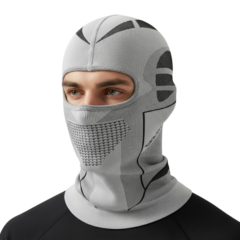 Osoba nosi Arkadya Outlet Kominiarka męska osłona głowy i szyi do użytku zewnętrznego z geometrycznymi wzorami i teksturowanym obszarem ust, w połączeniu z czarnym topem, oferując zimową ochronę przed zimnem na jasnym tle.