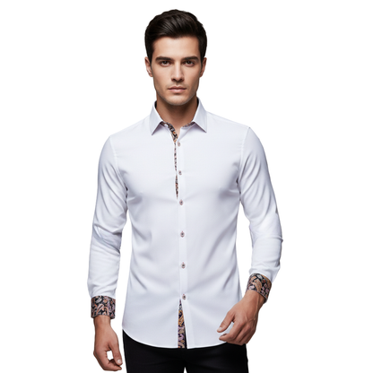 Mężczyzna z krótkimi ciemnymi włosami nosi Arkadya Outlet Koszula męska długi rękaw kołnierzyk zapięcie na guziki przód, z wzorzystymi mankietami i wewnętrzną plisą, stojąc na prostym białym tle, twarzą do kamery.