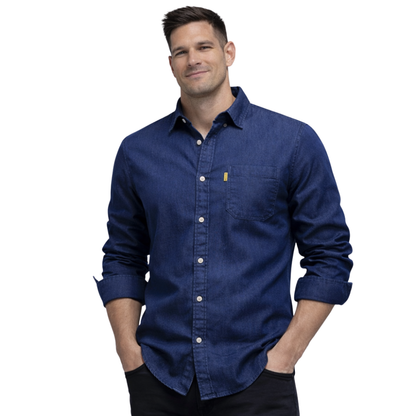 Mężczyzna o krótkich ciemnych włosach stoi z rękami w kieszeniach, ubrany w Arkadya Outlet koszula męska dopasowany krój zapinana na guziki długi rękaw z podwiniętymi rękawami, na białym tle.