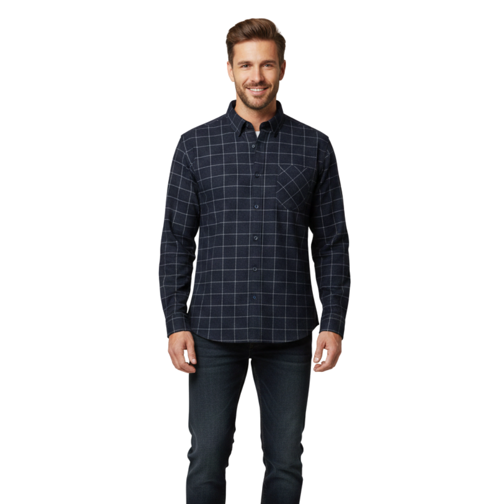 Mężczyzna z krótkimi brązowymi włosami i brodą uśmiecha się na białym tle, ubrany w Arkadya Outlet Koszula męska zapinana na guziki długi rękaw krój luźny i ciemne dżinsy.